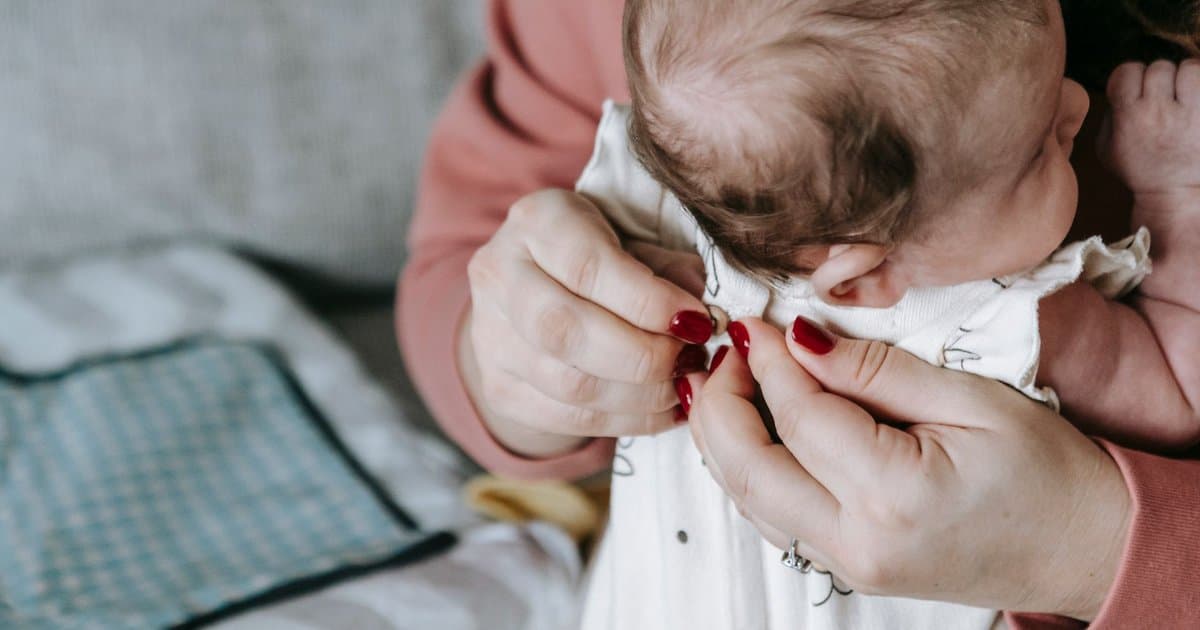Why Your Newborn Needs You Close in the First Weeks