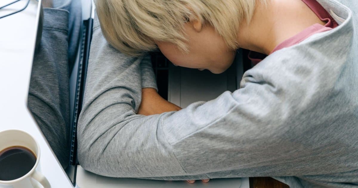 4 Reasons You Feel Sleepy After You Eat