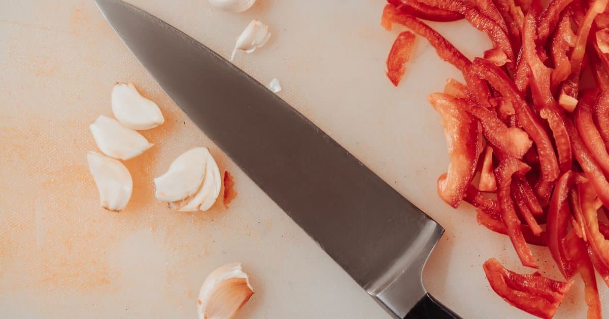 Why You Should Wait After Chopping Garlic