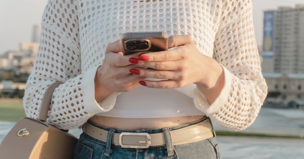 What You Lose When Your Phone Is the First Thing You Grab