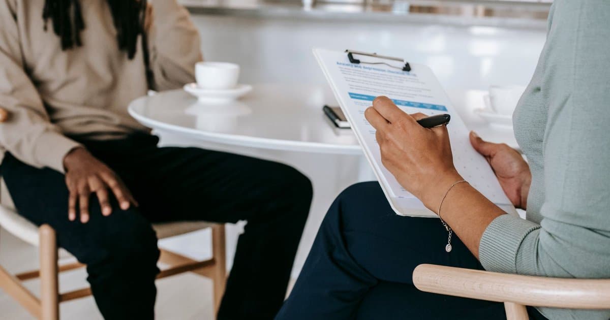 3 Things Interviewers Notice in the First Five Minutes