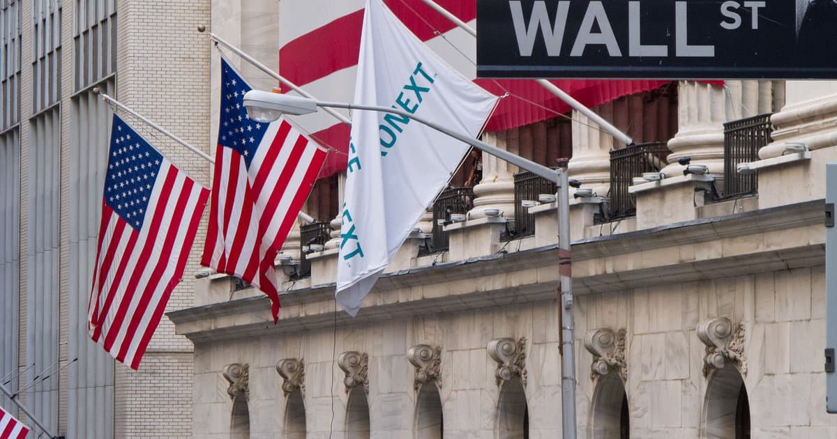 Dow Closes at Record High Before Memorial Day Weekend